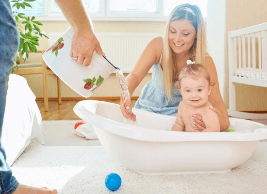 faire prendre son bain à bébé en famille